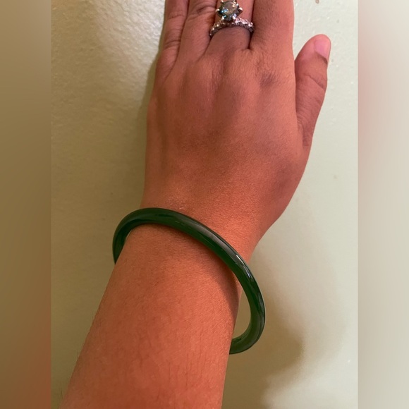 Elegant Green Agate Stone Bangle Bracelet - Picture 2 of 5